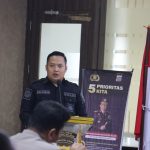 Plh Kasi Humas Polres Tapsel, Brigadir Erlangga Gautama Nasution, saat memaparkan strategi cegah hoaks jelang Pemilu pada Lat Pra Ops Mantap Brata Toba 2023-2024