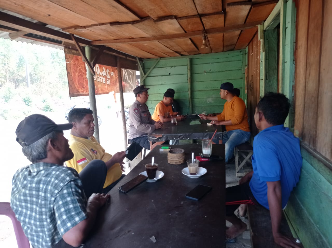 Bhabinkamtibmas Polsek SD Hole, Aipda Karya Bangun, mulai sosialisasi tangkal hoaks dalam rangka Ops Mantap Brata Toba 2023-2024