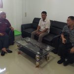 Kasat Intelkam Polres Tapsel, AKP Hasudungan Butarbutar (paling kanan) dan anggota, koordinasi dengan Ketua KPU Paluta, Ongku Syah Harahap (paling kanan) jelang pemindahan dan penyimpanan logistik Pemilu 2024