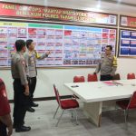 Kapolres Tapsel, AKBP Imam Zamroni, memberi arahan saat Sidak ke Posko Ops Mantap Brata Toba 2023-2024