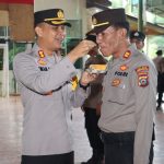 Kapolres Tapsel, AKBP Imam Zamroni, saat menyulangi kue ulang tahun ke Kapolsek Sipirok, Iptu PM Siboro
