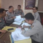 Kasiwas Polres Tapsel, AKP Ismaya, saat melakukan pengecekan berkas Ops Mantap Brata Toba 2023-2024