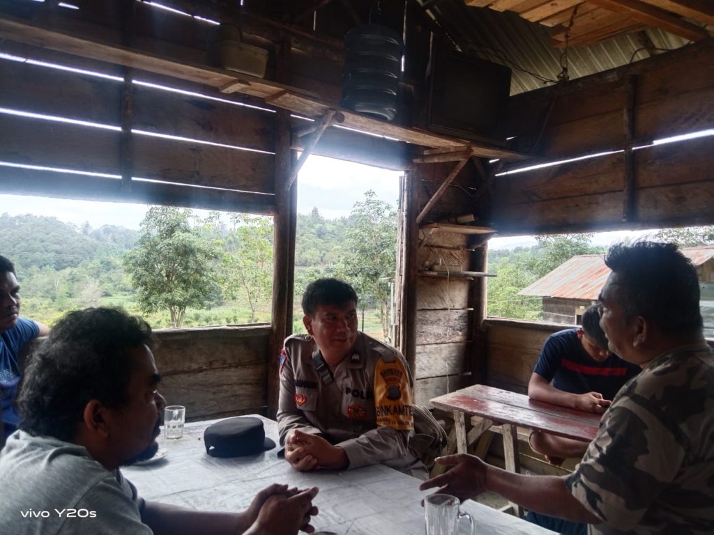 Polsek SD Hole Sosialisasi Bahaya Narkoba di Desa   