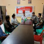 Kanit Binmas Polsek Padang Bolak, Aipda M Hutabarat, saat melakukan mediasi antara pelapor dan terlapor dalam kasus dugaan penghinaan