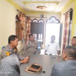 Personel Polsek Batang Toru saat koordinasi pengamanan bersama Panwas Kecamatan guna menjaga situasi kondusif jelang Pemilu 2024