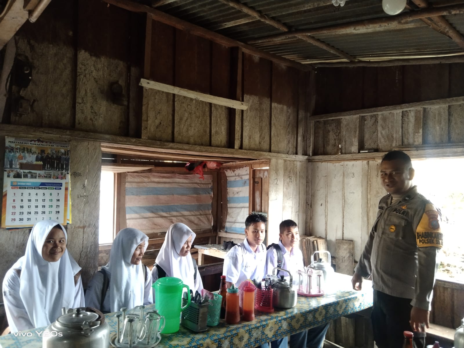 Bhabinkamtibmas Polsek SD Hole, Aipda Syahrial ES, saat sosialisasi bahaya narkoba ke kalangan pelajar