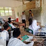 Personel Polsek Padang Bolak dan Guru berkolaborasi menyampaikan bahaya narkoba ke pelajar MTsN Batang Onang