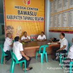 Penyidik Gakkumdu dari Polres Tapsel, Ipda Ilham P Nasution, beserta anggota berkoordinasi dengan Bawaslu dalam kegiatan bertajuk Pojok Pemilu 2024