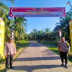 Personel Polsek Padang Bolak dirikan Spanduk Kampung Bersih dari Narkoba di Gerbang Desa Batang Pane II, Kecamatan Halongonan, Kabupaten Padang Lawas Utara