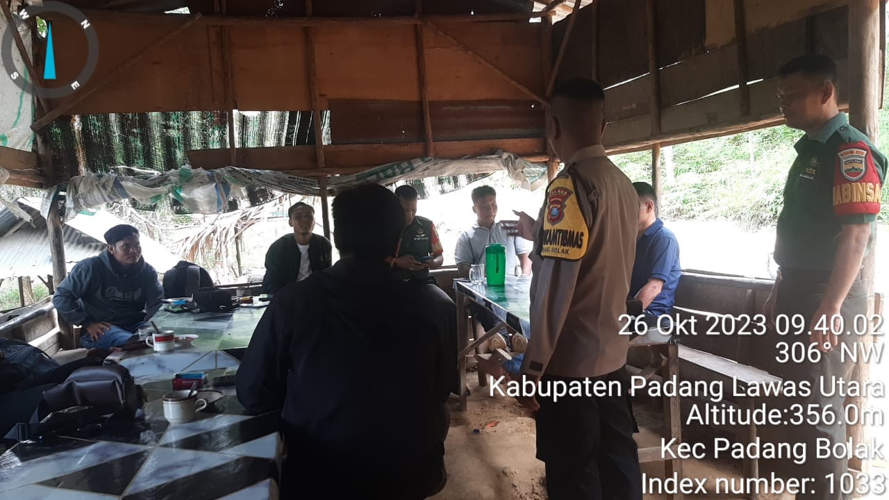 Personel Polsek Padang Bolak sosialisasi bahaya narkoba ke pemuda di salah satu Warung Desa Lubuk Torop, Kabupaten Padang Lawas Utara