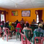 Personel Polsek Sipirok saat sosialisasi ke "Emak-emak" terkait bahaya narkoba di Kantor Desa Situmba