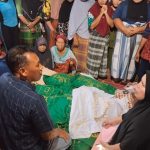 Kanit Reskrim Polsek Padang Bolak, Iptu Mulyadi, bersama warga yang berbondong-bondong melayat ke Rumah duka korban