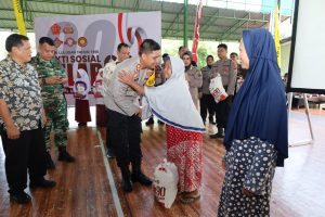 Kapolres Tapsel Salurkan Ratusan Paket Bansos dari Alumni Akabri ’90