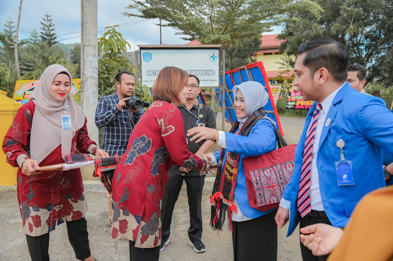 Kapus Pijorkoling, Ns Ruslayni Pandia, menyambut Ketua Tim Surveior Akreditasi dari LPA-PKP, Dr Susilawati