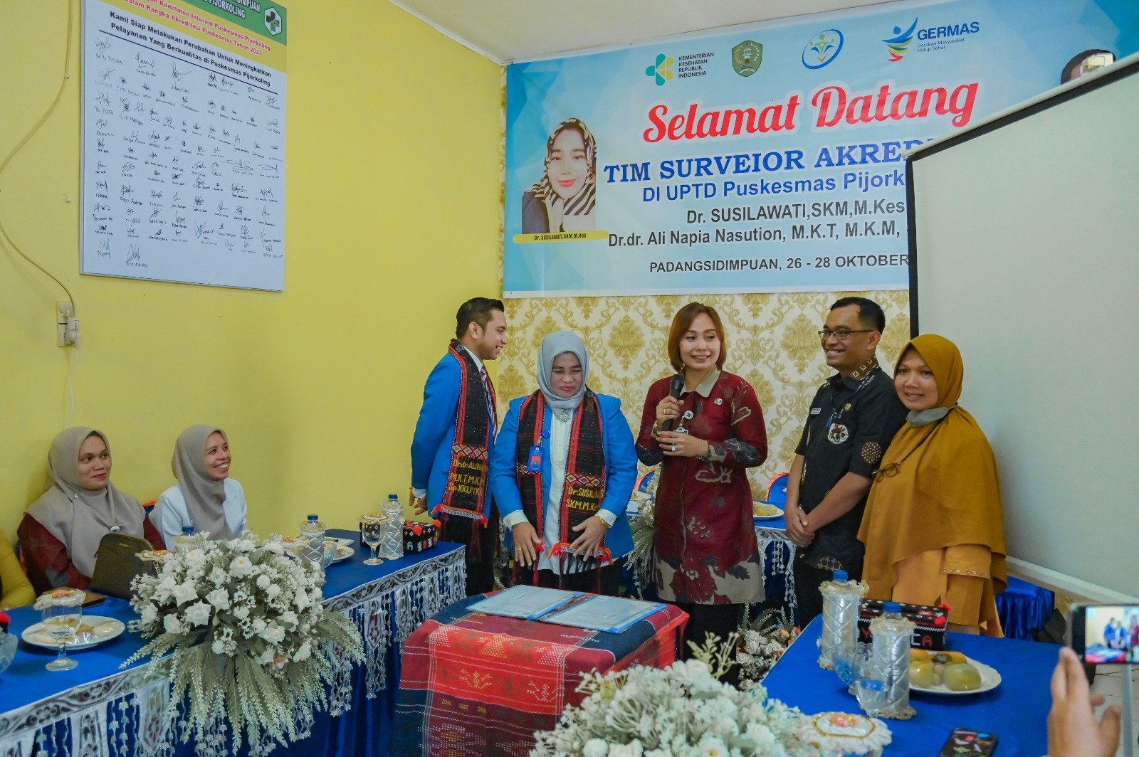 Kapus Pijorkoling, Ns Ruslayni Pandia, bersama Asisten I Pemko Padangsidimpuan, Iswan Nagabe Lubis, saat beri sambutan pada kunjungan Tim Surveior Akreditasi dari LPA-PKP