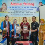 Proses serah terima pegang kendali dari UPTD Puskesmas oleh Ns Ruslayni Pandia ke Tin Surveior oleh, Dr Susilawati