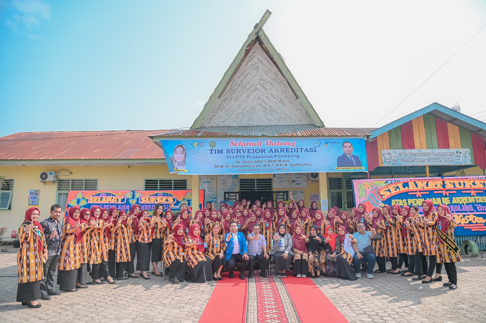 Foto bersama usai penutupan Survei Akreditasi dari LPA-PKP di UPTD Puskesmas Pijorkoling