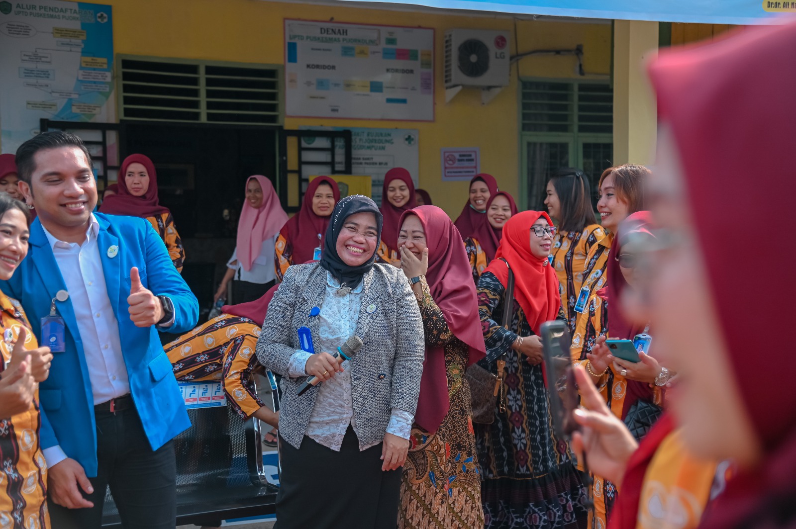 Keceriaan Ketua Tim Surveior dari LPA-PKP, Dr Susilawati, saat penutupan Survei Akreditasi dari LPA-PKP di UPTD Puskesmas Pijorkoling