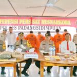 Kapolres Padangsidimpuan, AKBP Dudung Setyawan, didampingi Waka Polres Kompol Maju Harahap, Kabag Ops Kompol Saut Silitonga, dan Kasat Resnarkoba AKP Jasama H Sidabutar, saat paparkan pengungkapan kasus wanita "pemain" sabu jaringan Provinsi