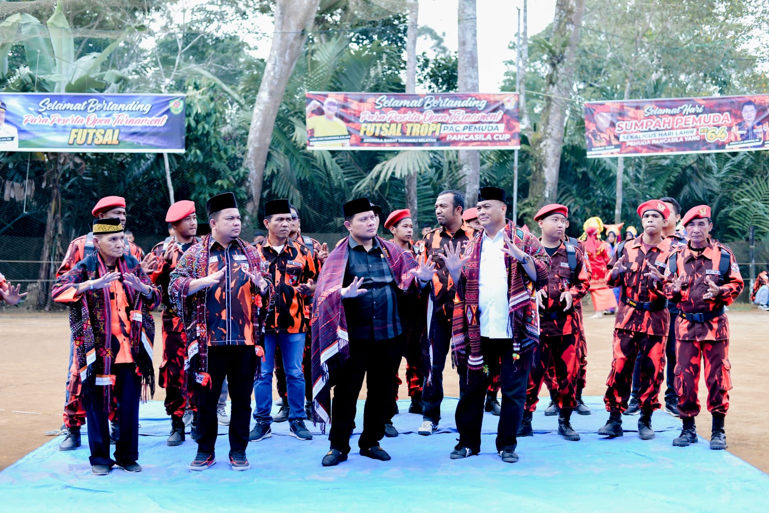Ketua MPC PP Tapsel, Rocky AP Gultom, bersama Ketua DPRD Tapsel, Abdul Basith Dalimunthe, dan Ketua KONI Tapsel, Haris Yani Tambunan, menari Tor-tor bersama