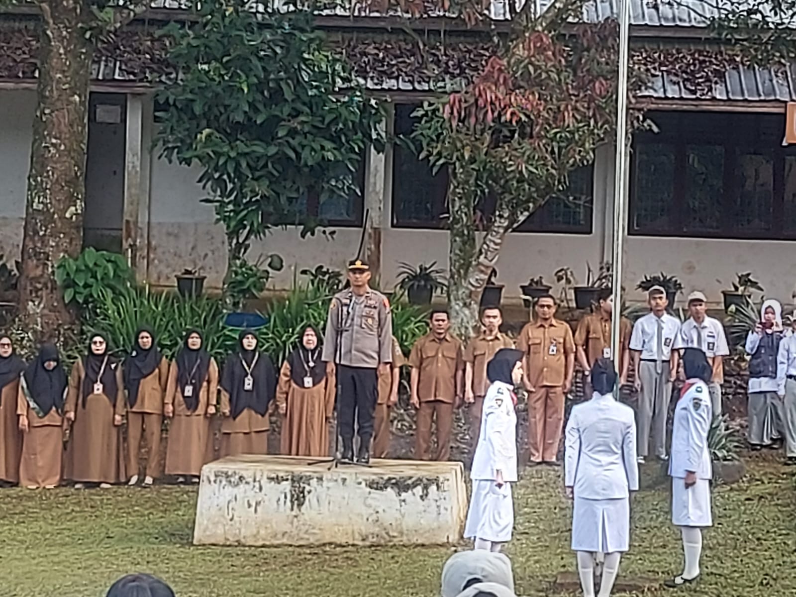 Kanit Reskrim Polsek Batang Toru, Ipda Ery J Situmorang, saat menjadi Pembina Upacara