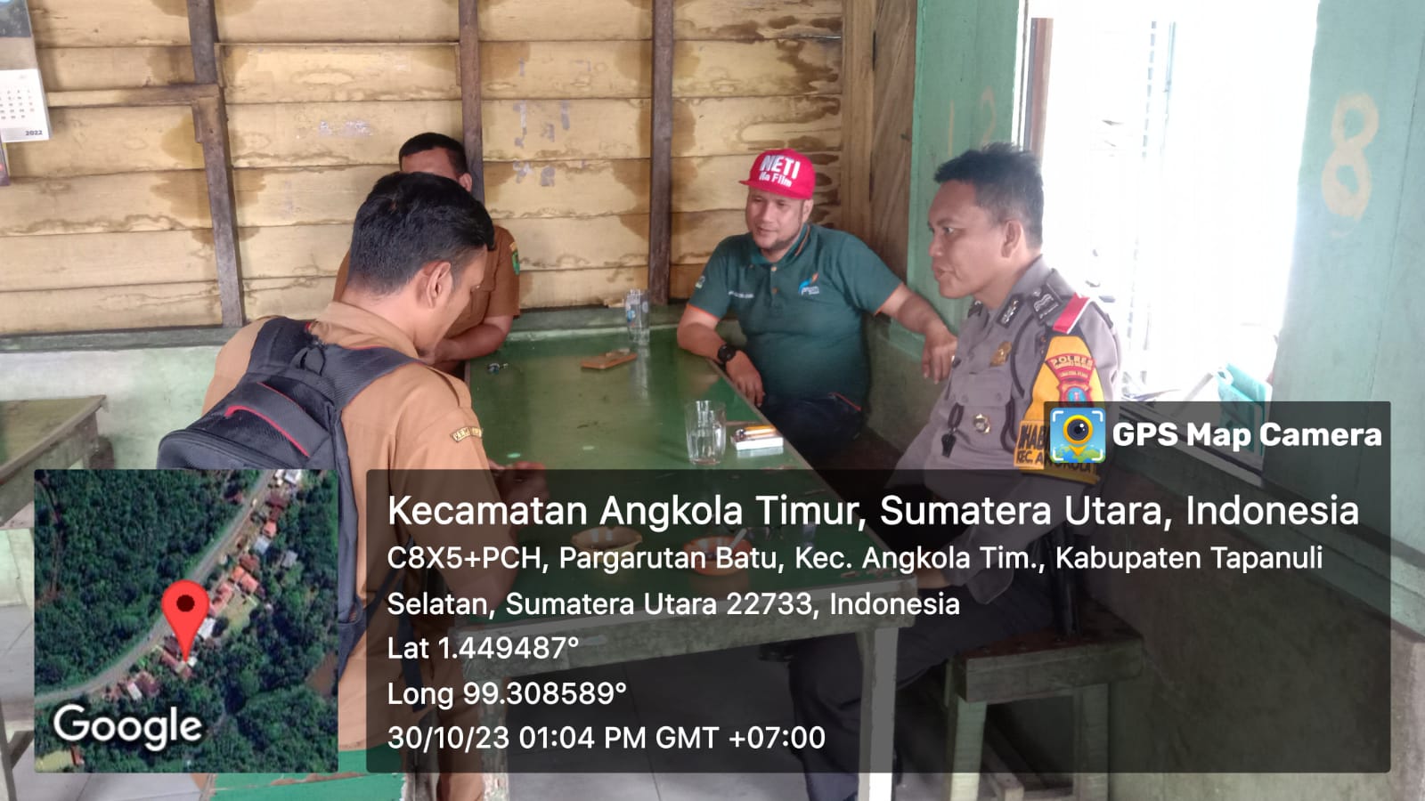 Bhabinkamtibmas Polsek Sipirok, Aiptu Anwar Sadat Harahap, tangkal hoaks dengan menemui masyarakat