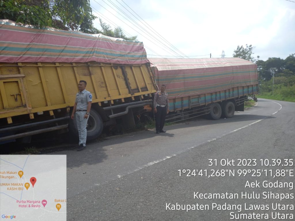 Jalanan Menurun, Truk Tabrak Truk di Paluta