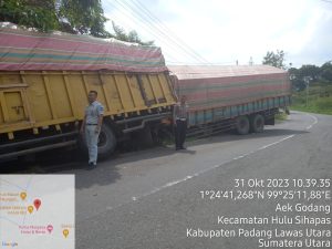 Jalanan Menurun, Truk Tabrak Truk di Paluta