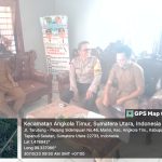Personel Polsek Sipirok saat sosialisasi bahaya hoaks ke perangkat Desa Marisi