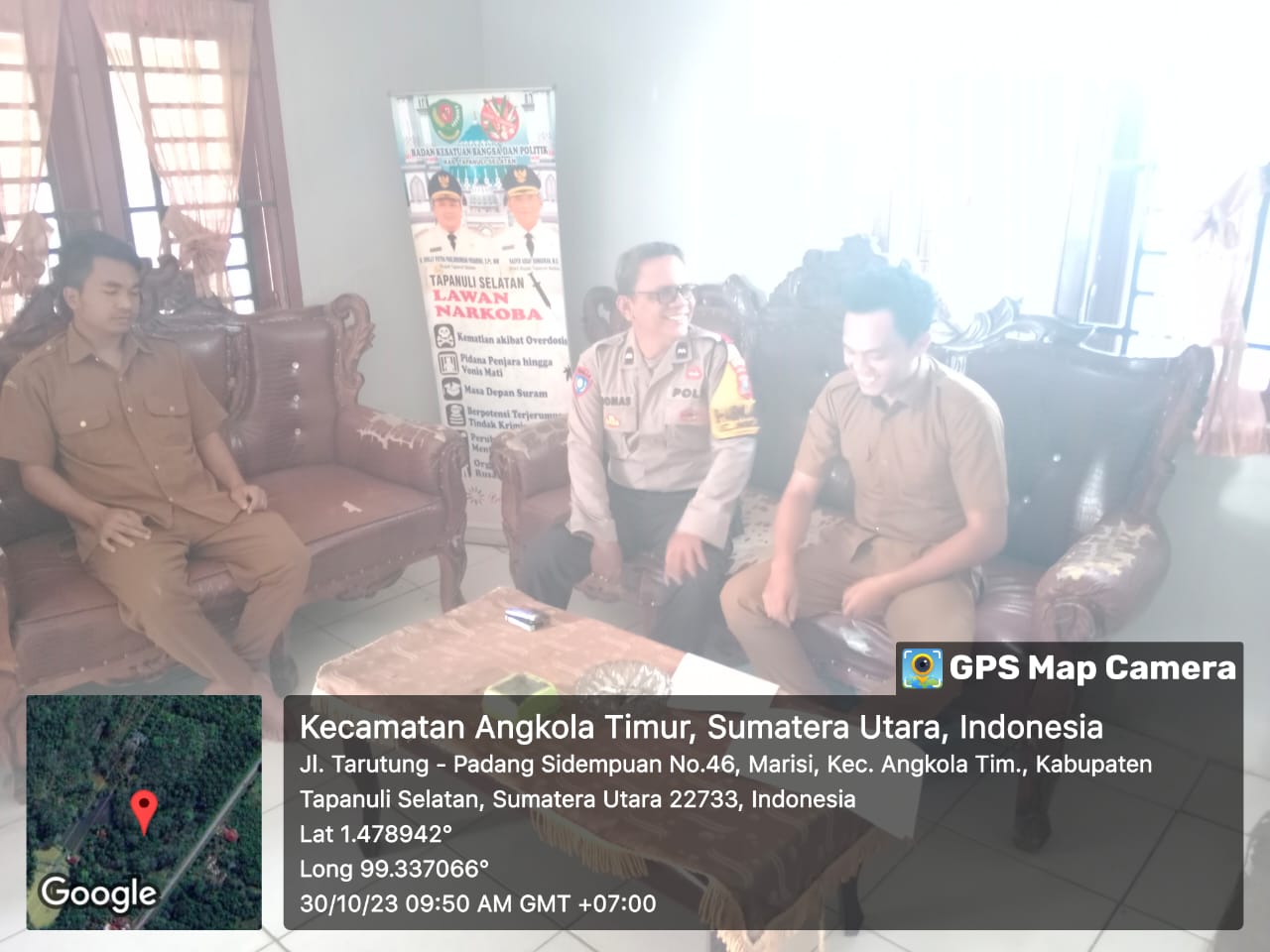 Personel Polsek Sipirok saat sosialisasi bahaya hoaks ke perangkat Desa Marisi