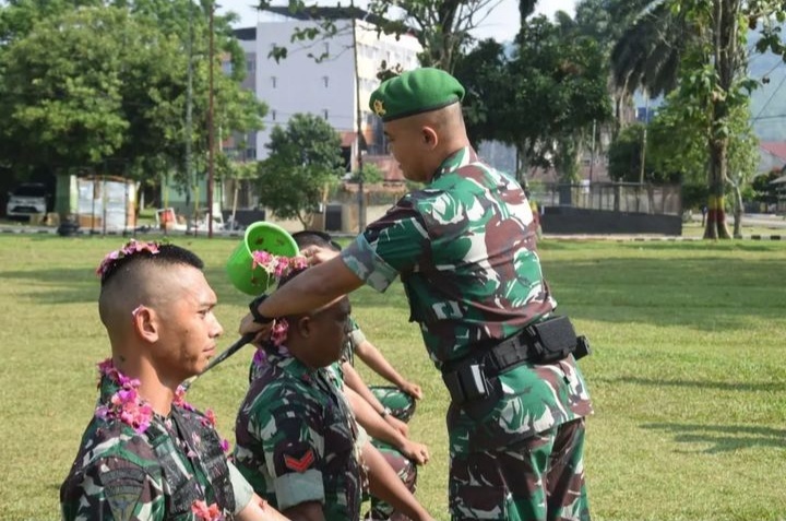 Danyonif, Letkol Inf Emick Chandra Nasution, saat menyirami air bunga kepada prajurit yang naik pangkat setingkat lebih tinggi sebagai ungkapan tanda rasa syukur