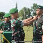 Danyonif, Letkol Inf Emick Chandra Nasution, saat menyematkan tanda pangkat setingkat lebih tinggi kepada prajurit Yonif 123/RW