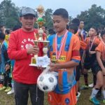 Kalapas Kelas IIB Padangsidimpuan, Japaham Sinaga, menyerahkan Piala beserta uang pembinaan ke perwakilan Tim Sayap Biru FC yang berhasil meraih Juara pertama dalam turnamen Sepak Bola U-13