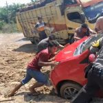 Potret Bhabinkamtibmas Polsek Padang Bolak, Aiptu Salman Pulungan, sigap menolong mobil milik warga yang sedang terpuruk
