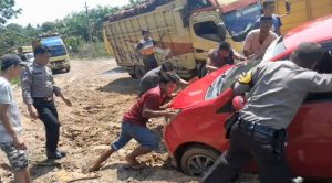 Mobil Warga Terpuruk, Polsek Padang Bolak Sigap Menolong