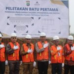 Ketua DPRD, Abdul Basith Dalimunthe, foto bersama Kapolres, AKBP Imam Zamroni, Bupati Padang Lawas Utara, Andar Amin Harahap, General Manager PT Agincourt Resources, Rahmat Lubis, dan segenap unsur Forkopimda lain saat peletakan batu pertama Barak Dalmas baru Polres Tapsel seusai Apel Gelar Pasukan Ops Brata Toba 2023-2024 serta Simulasi Sispamkota pengamanan Pemilu.