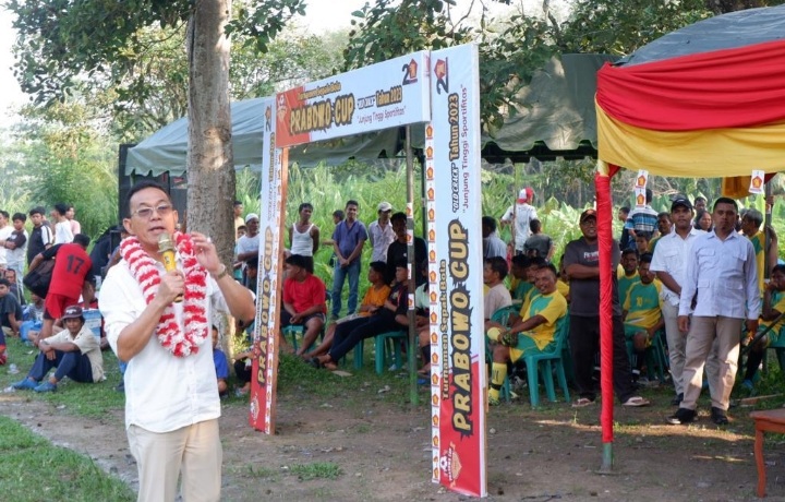 H Gus Irawan Pasaribu, saat di daulat memberi sambutan pada pembukaan Prabowo Cup Old Crack 2023