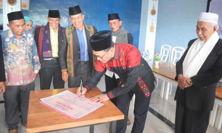 Jon Sujani Pasaribu bersama Raja-raja Luat dan Tokoh Adat teken 4 butir rekomendasi ke pemerintah terkait Poda Na Lima