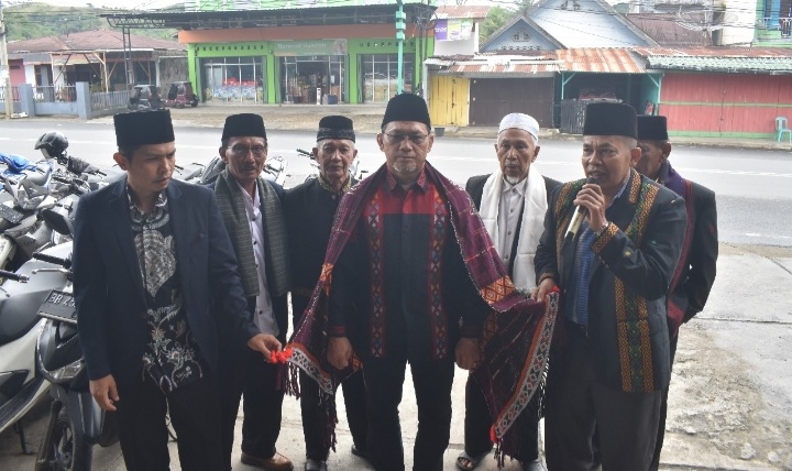 Raja-raja Luat dan Tokoh Adat Kota Padangsidimpuan mengulosi Jon Sujani Pasaribu