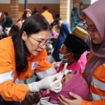 Christine Pepah, Senior Manager Community PT AR meneteskan obat tetes mata kepada pasien Operasi Katarak Gratis Tambang Emas Martabe 2023 di RS Mata Pematang Siantar