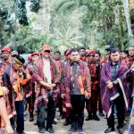 Ketua DPRD Tapsel, Abdul Basith Dalimunthe, bersama Ketua MPC PP Tapsel Rocky AP Gultom, saat diulosi dan ditor-tori oleh Tokoh Adat pada pembukaan Turnamen Futsal PAC PP Cup