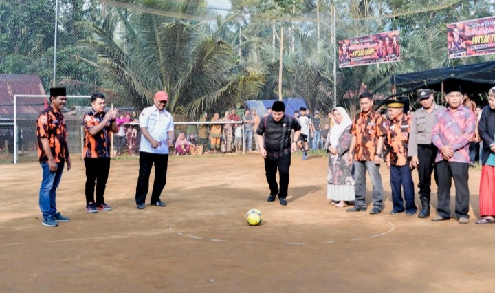 Ketua DPRD Tapsel, Abdul Basith Dalimunthe, saat melakukan tendangan pertama pada pembukaan Turnamen Futsal PAC PP Cup