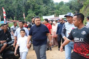 Ditemani Putra Tercinta, Bupati Dolly Pasaribu Nonton Pertandingan Final Bola Voli