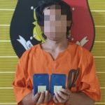 Tersangka tunjukkan barang bukti usai ditangkap Sat Reskrim Polres Padangsidimpuan