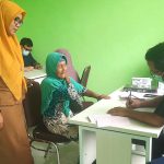 Kapus Angkola Muaratais, dr Sri Rezeki Ayu Mahesa, saat meninjau pelaksanaan pengobatan gratis dalam rangkaian pemeriksaan penyakit dalam
