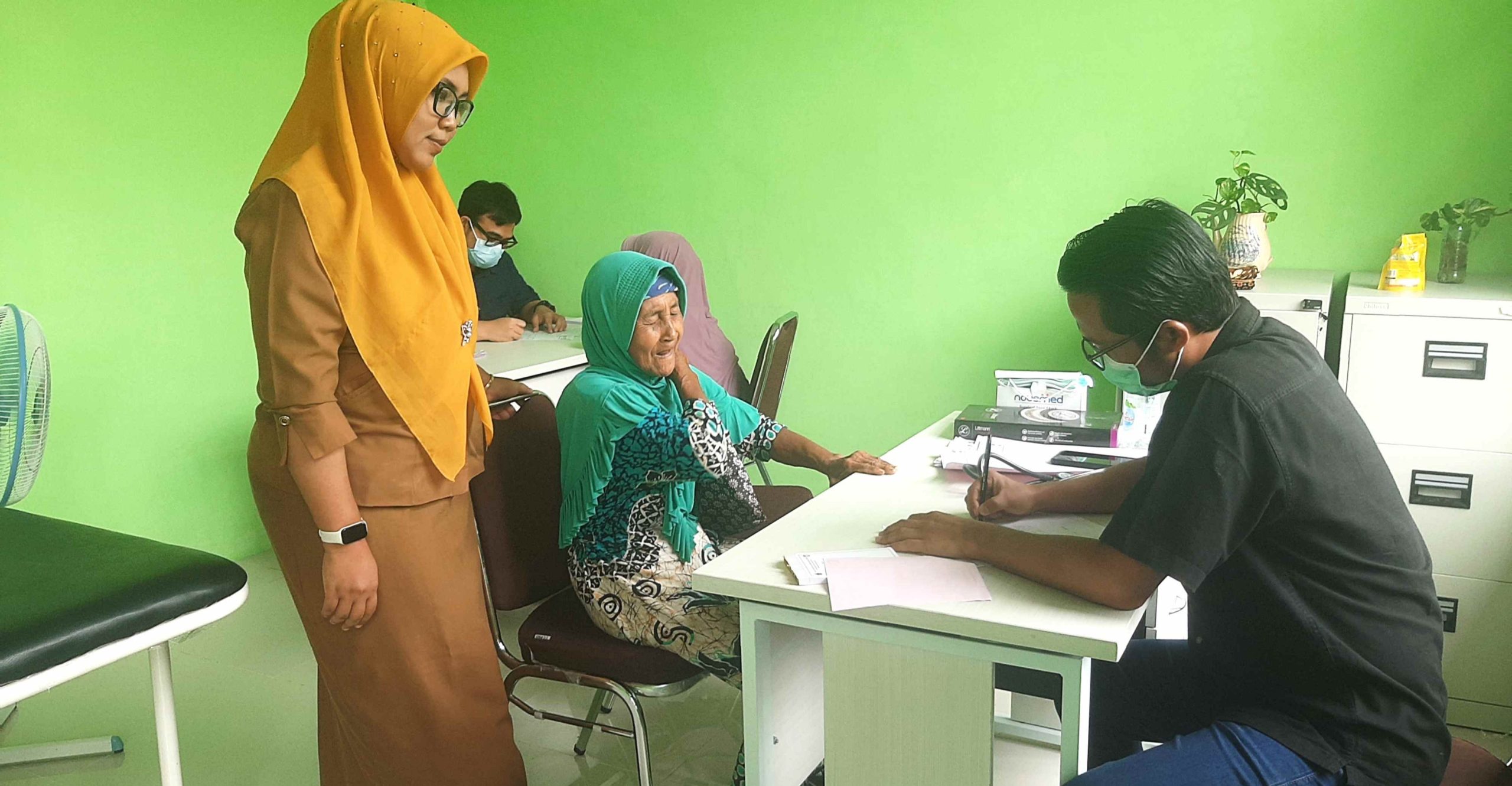 Kapus Angkola Muaratais, dr Sri Rezeki Ayu Mahesa, saat meninjau pelaksanaan pengobatan gratis dalam rangkaian pemeriksaan penyakit dalam