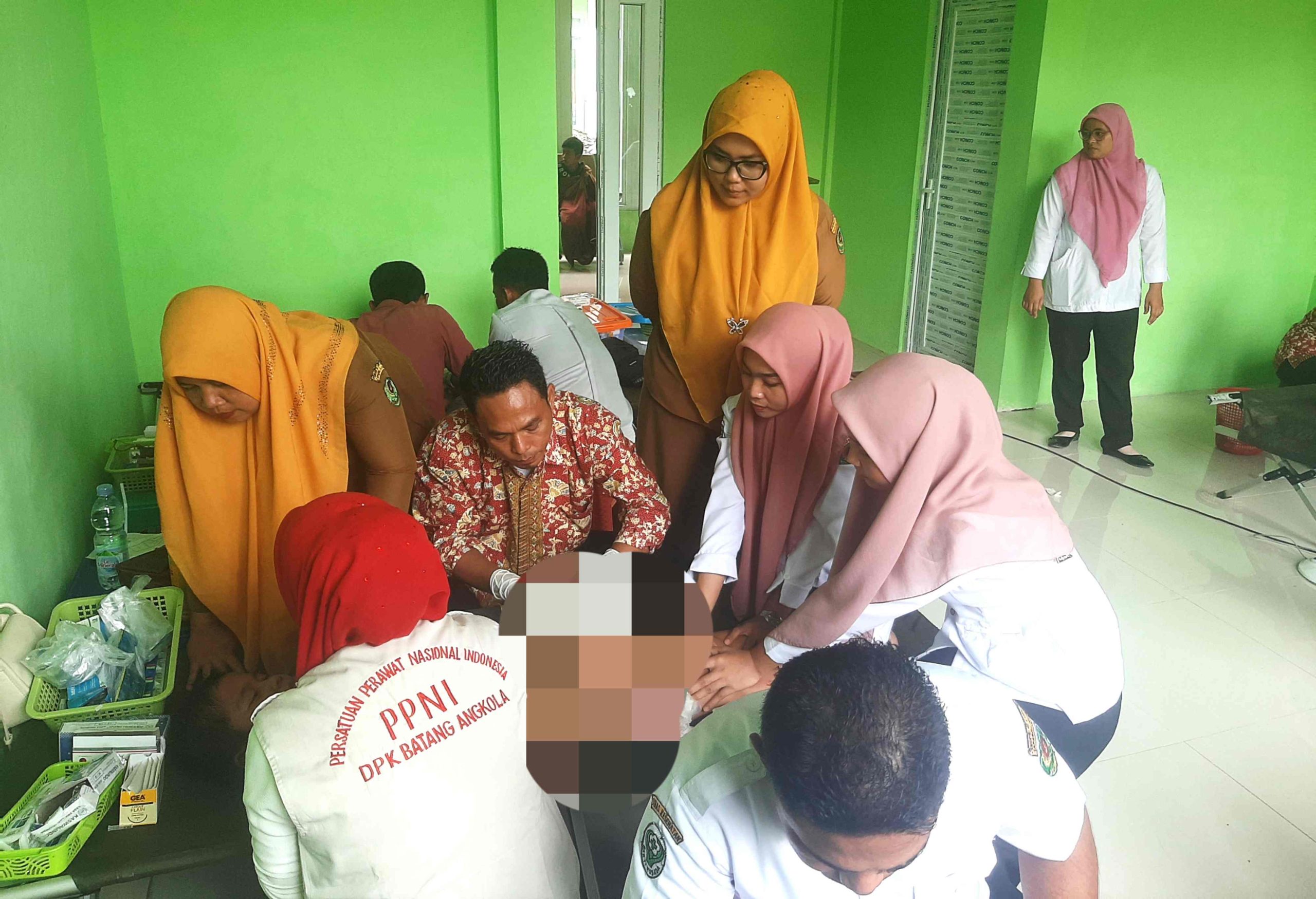 Kapus Angkola Muaratais, dr Sri Rezeki Ayu Mahesa, saat meninjau pelaksanaan pengobatan gratis dalam rangkaian khitanan massal