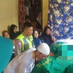 Personel Sat Lantas Polres Tapsel saat melayat ke Rumah duka korban yang meregang nyawa usai diseruduk sepeda motor