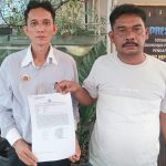 Samsir Samosir (kanan) bersama Kuasa Hukumnya, Dipo Alam Siregar, SH, (kiri) saat menunjukkan 3 STPL kasus dugaan pencurian brondolan Sawit