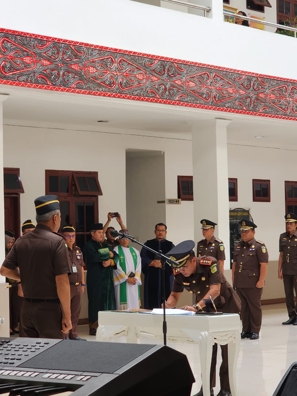Kajati Sumut, Idianto, saat melantik Kajari Padangsidimpuan yang baru, Lambok Sidabutar